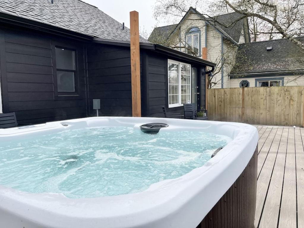 Modern 2 Bedroom Farmhouse Cottage With Hot Tub In Snohomish Εξωτερικό φωτογραφία