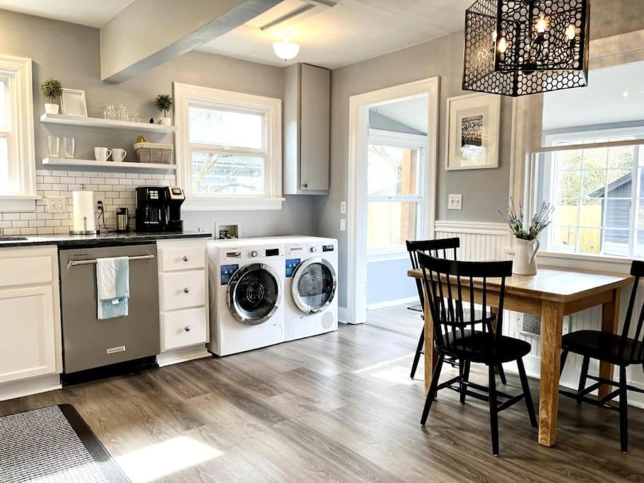 Modern 2 Bedroom Farmhouse Cottage With Hot Tub In Snohomish Εξωτερικό φωτογραφία